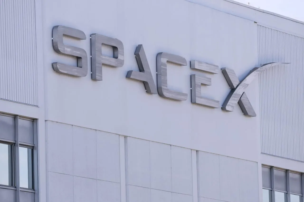 SpaceX’s Starlink Mobile plans are pressuring AT&T and Verizon shares