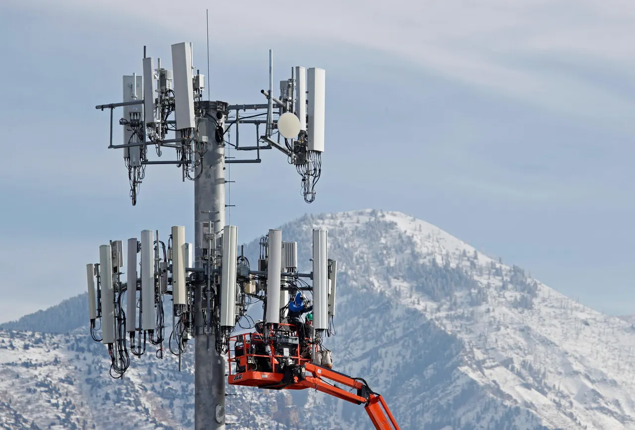 SpaceX’s mobile carrier push reportedly involves tapping into 80,000 cell sites