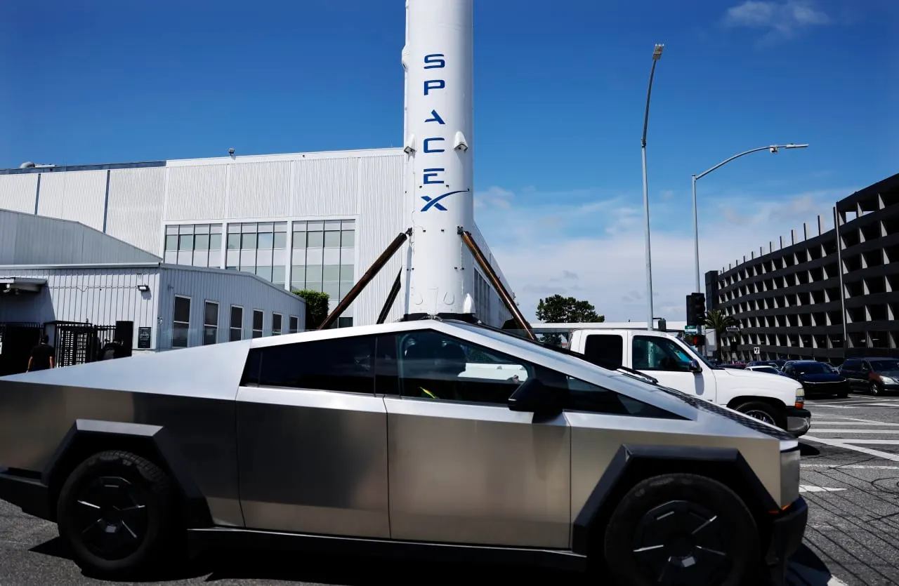 Why investors should be skeptical of a potential Tesla-SpaceX merger