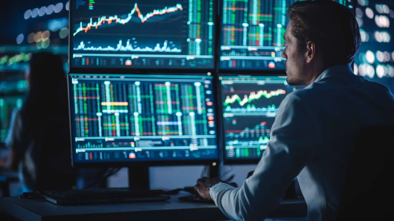 It’s been a painful month for hedge funds. To turn it around, they are shorting U.S. stocks.