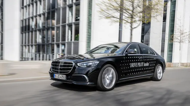Feds want robotaxis to signal ‘I’m driving’ with cyan-colored lights