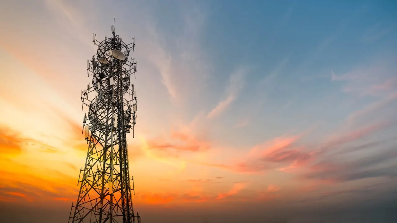The mobile ambitions of SpaceX see telecom stocks get hit again. What the latest developments mean.